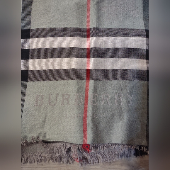 Burberry Gray 100% Cashmere Scarf - Picture 8 of 9